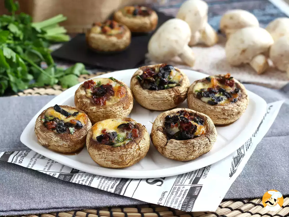 7. Champignon gomba mozzarellával, olajbogyóval és napon szárított paradicsommal