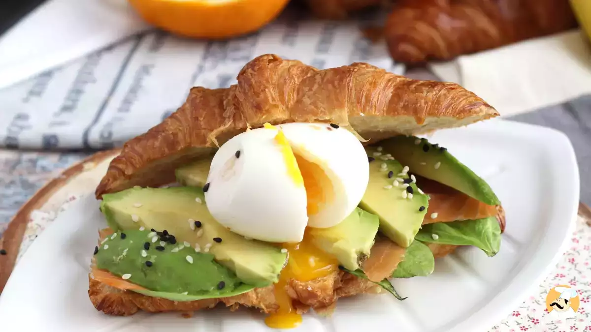 2. Croissant szendvics avokádóval, lazaccal és tojással