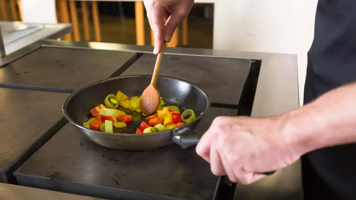 A tapadásmentes serpenyők valóban biztonságosak az egészségünkre nézve? Fedezze fel az igazságot e technológia mögött!