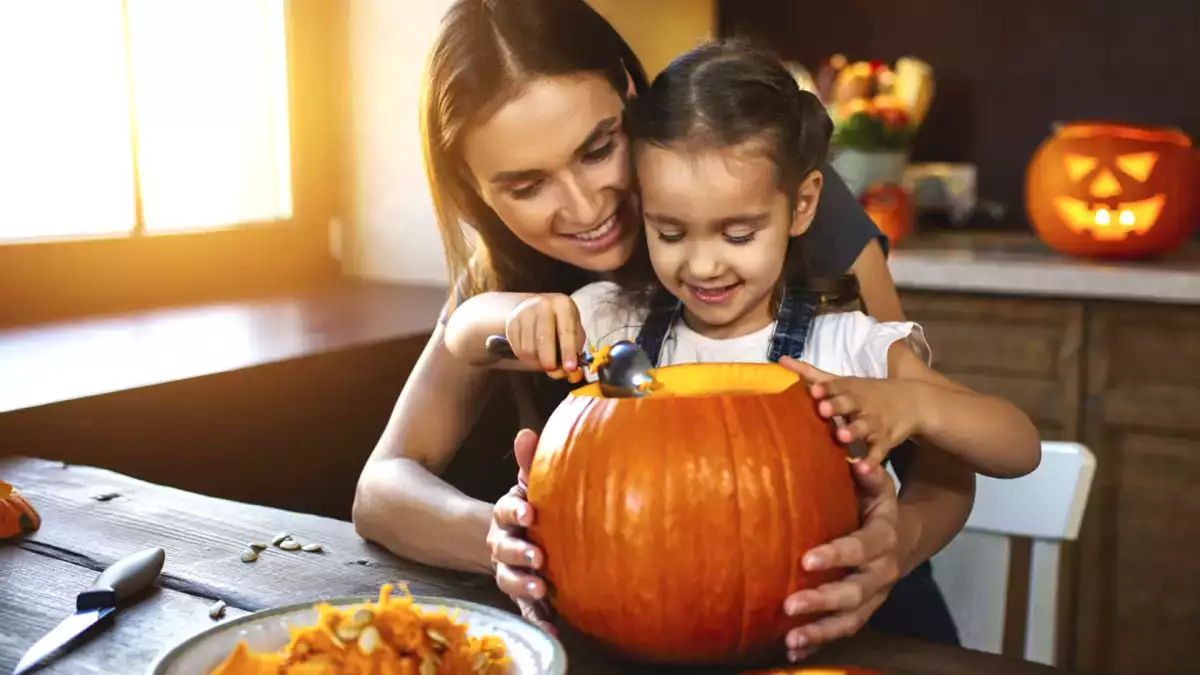 Hogyan faragjunk tököt otthon, és élvezzük a halloweeni rituálét vágások és ijesztgetések nélkül.