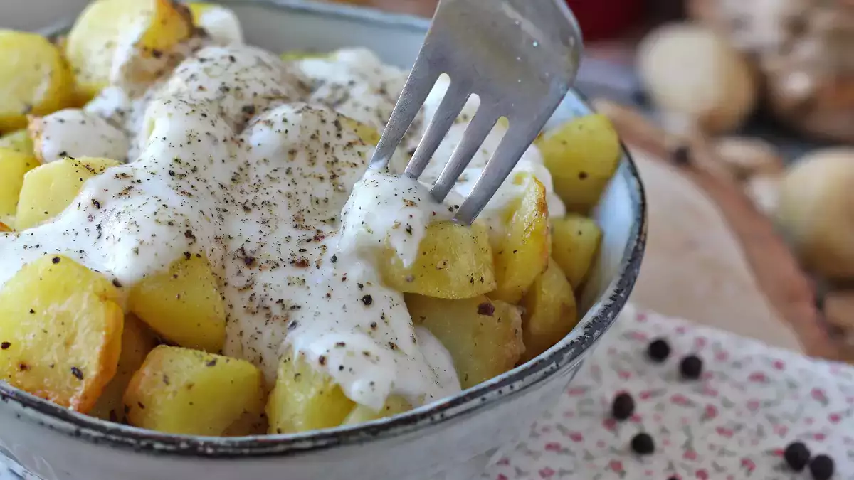 Sült cacio e pepe burgonya: olyan krémes, hogy még sosem kóstoltad!