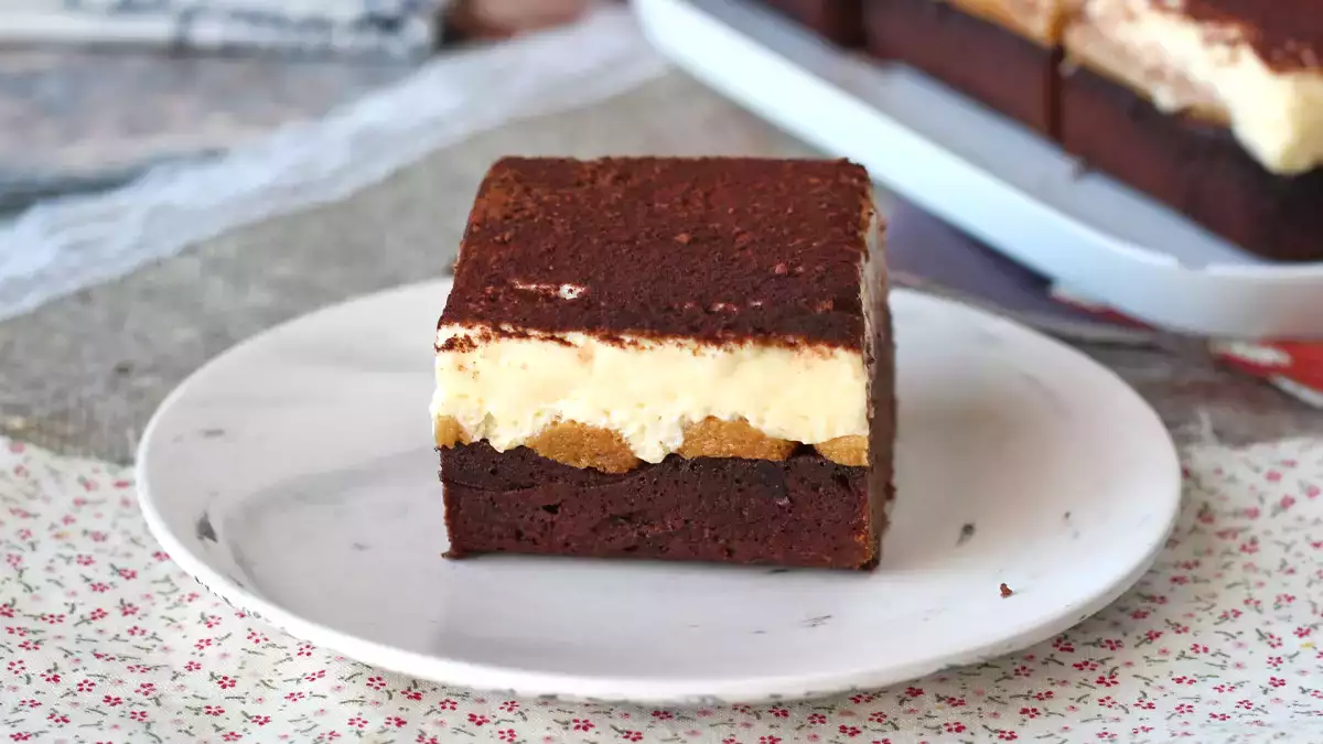 Még mindig nem döntöttél a brownie és a tiramisu között? Ez a desszert véget vet a dilemmának egy ellenállhatatlan kombinációval.