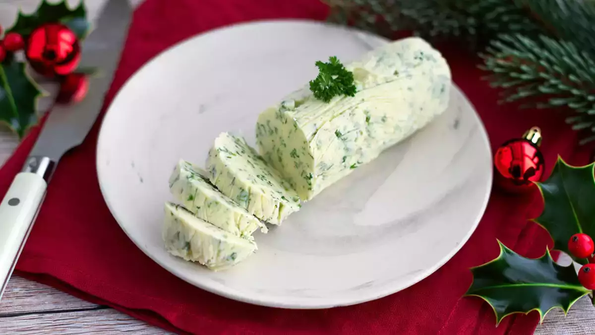 Ez a karácsonyi fűszeres vaj egyszerűen elkészíthető, és bármilyen vacsoraételt átalakít.