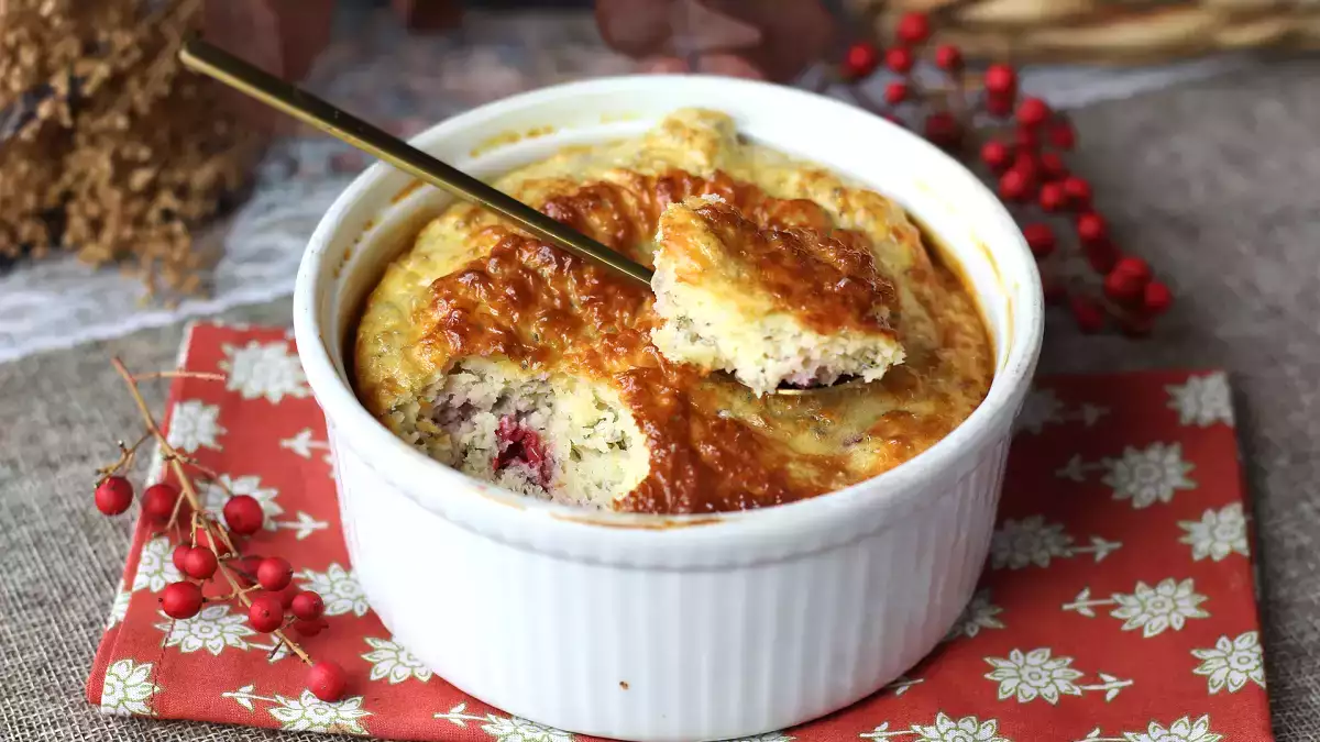 Ez a piros gyümölcsös fehérjetorta lett a kedvenc B-tervem, amikor valami édeset szeretnék, anélkül, hogy bűntudatom lenne.