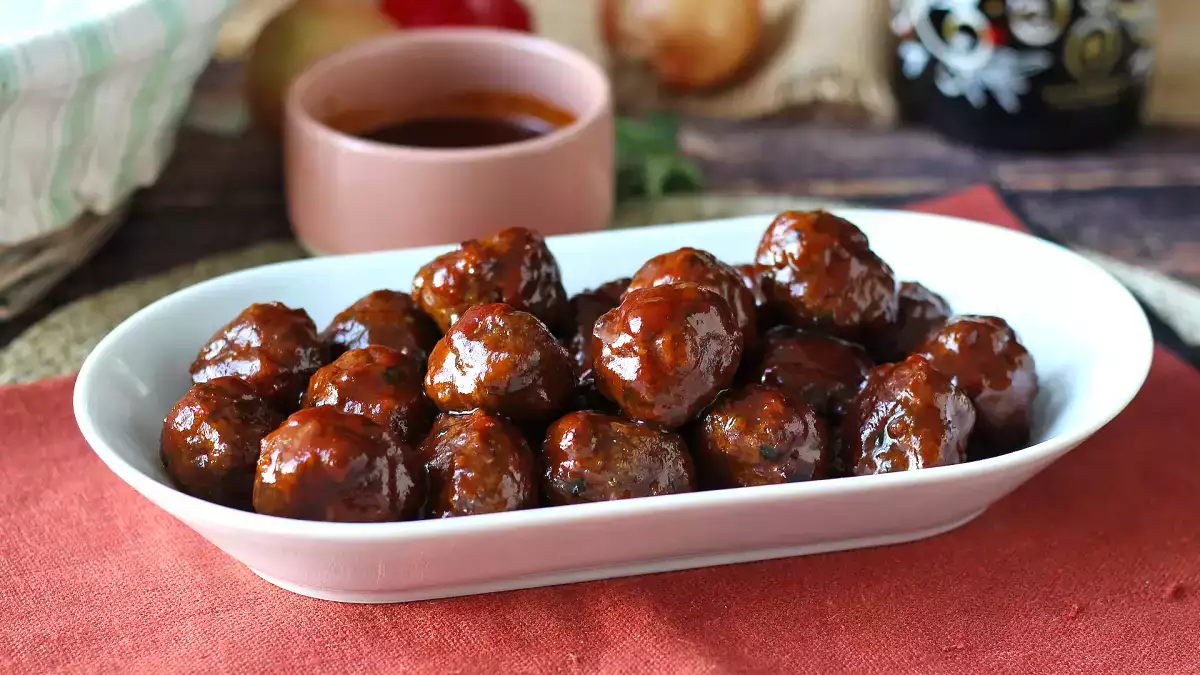 Húsgombócok légsütőben édes-savanyú barbecue mártással: az egyszerű és ellenállhatatlan recept tökéletes vacsorára és előételre (kevesebb mint 30 perc alatt kész).