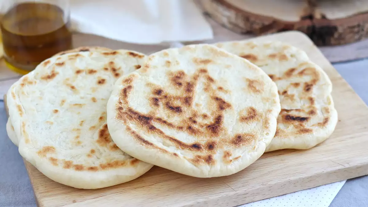 4 serpenyős kenyérrecept egyszerű hozzávalókkal azok számára, akik meleg kenyeret szeretnének gond nélkül.