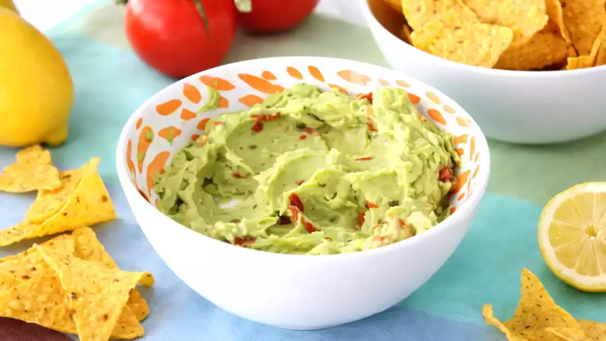 A guacamole tárolásának legjobb módja, hogy másnapra ne barnuljon meg.
