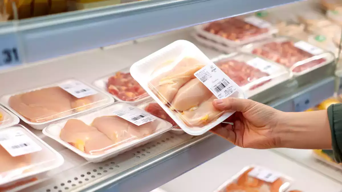A csirke a szupermarketben ugyanúgy néz ki, de van valami, amit aligha vesz észre valaki, mielőtt megveszi.