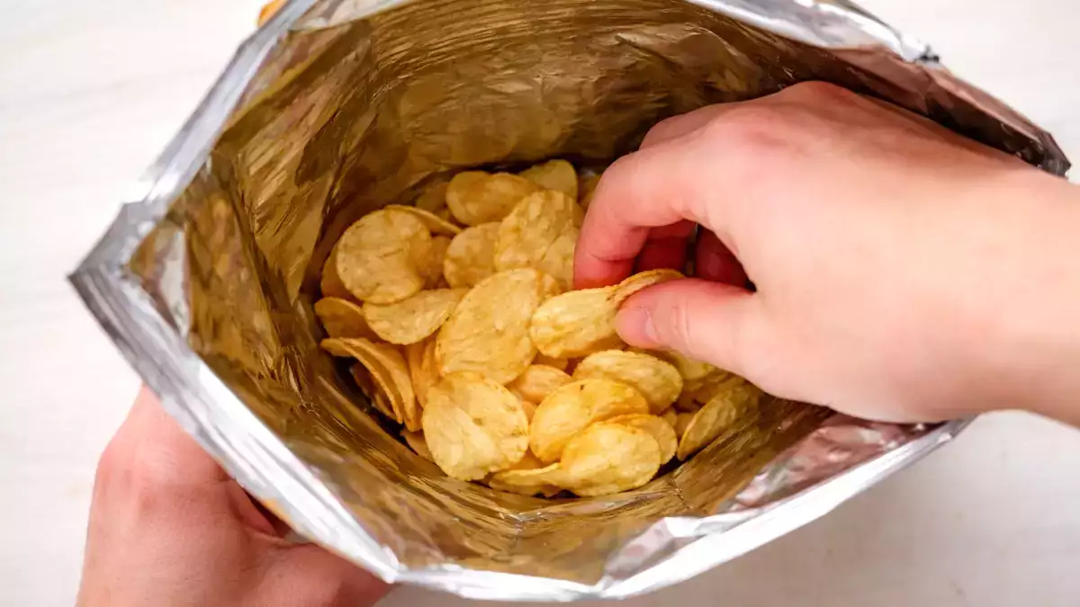 Miért van ennyi levegő a chipses zacskókban? Átvertek minket?