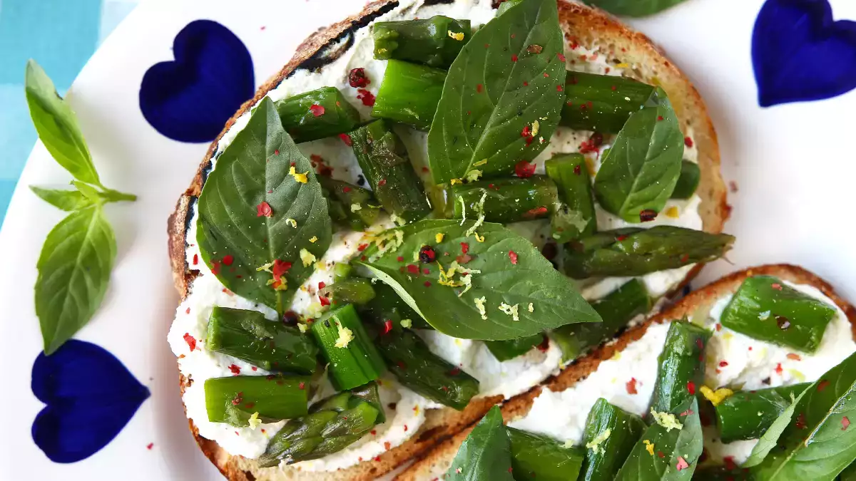 A tavaszi bruschetta, amit mindenki akar: friss, krémes és percek alatt elkészül