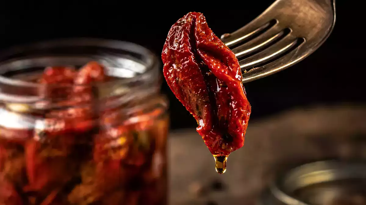 Napon szárított paradicsom olajban: az ízek koncentrátuma a kamrában és 10 recept, hogy a legtöbbet hozza ki belőle.