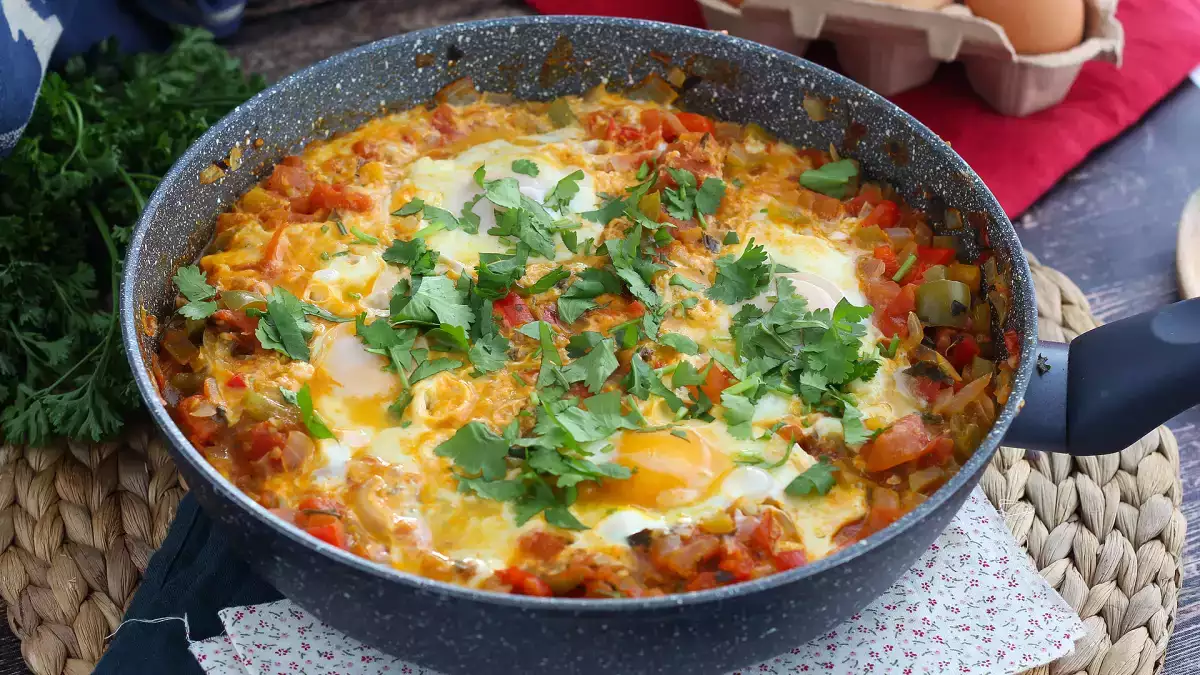 Mit főzzünk, ha szinte semmi sincs otthon? Ez a 7 egyszerű recept könnyedén megmenti bármelyik ételt.