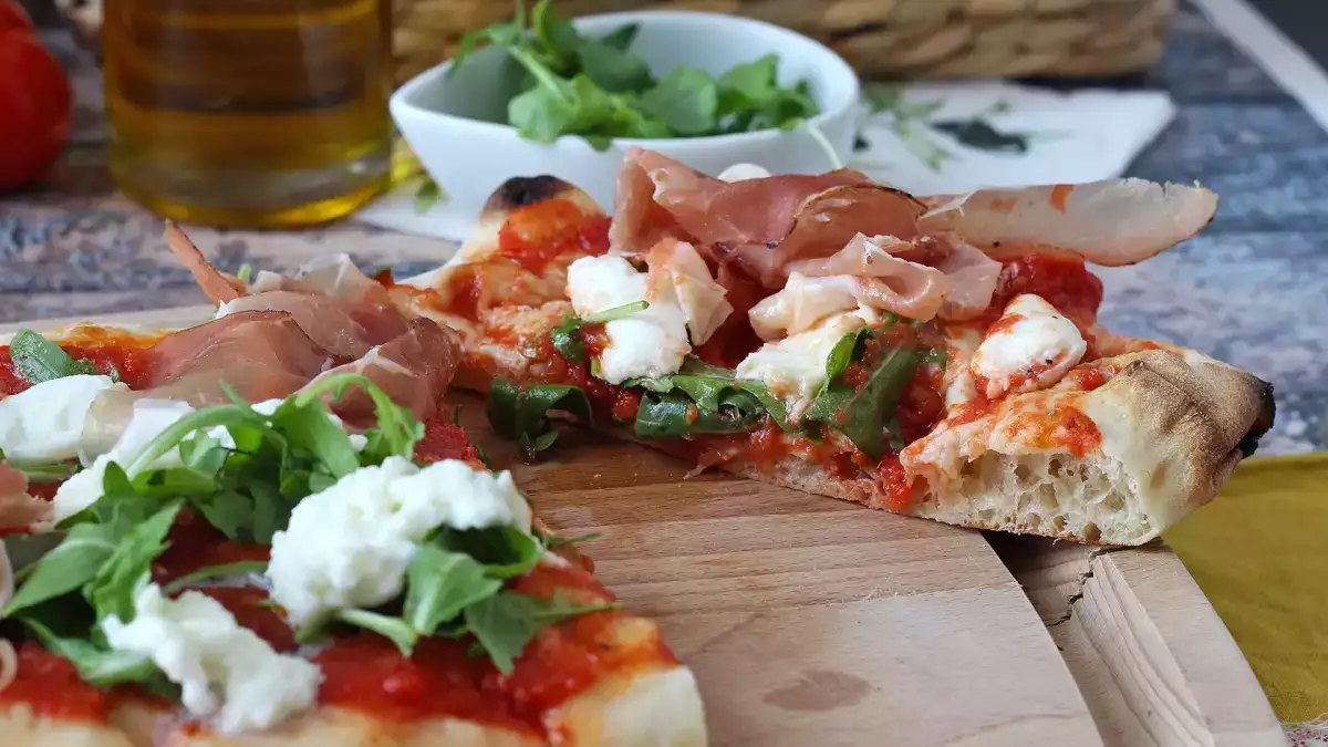 Fedezze fel a pinsa-t: a pizza könnyedebb alternatívája, amely néhány perc alatt elkészül otthon is