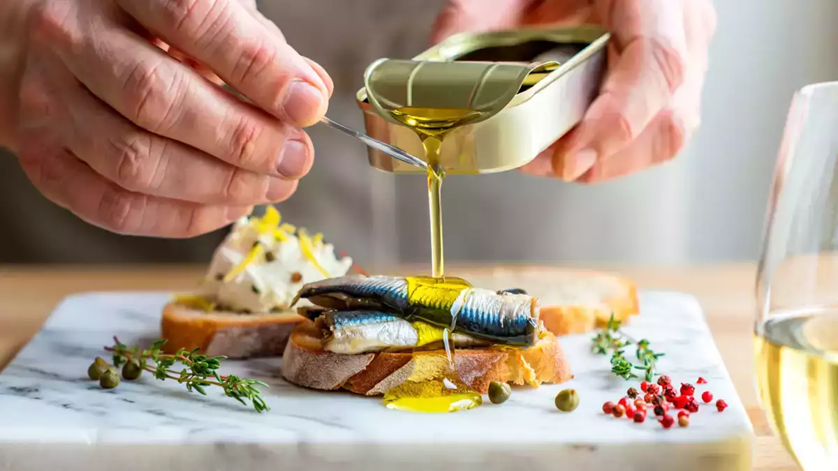 Szinte mindenki kidobja az olajat a szardíniakonzervből, anélkül, hogy tudná, mit hagy ki.