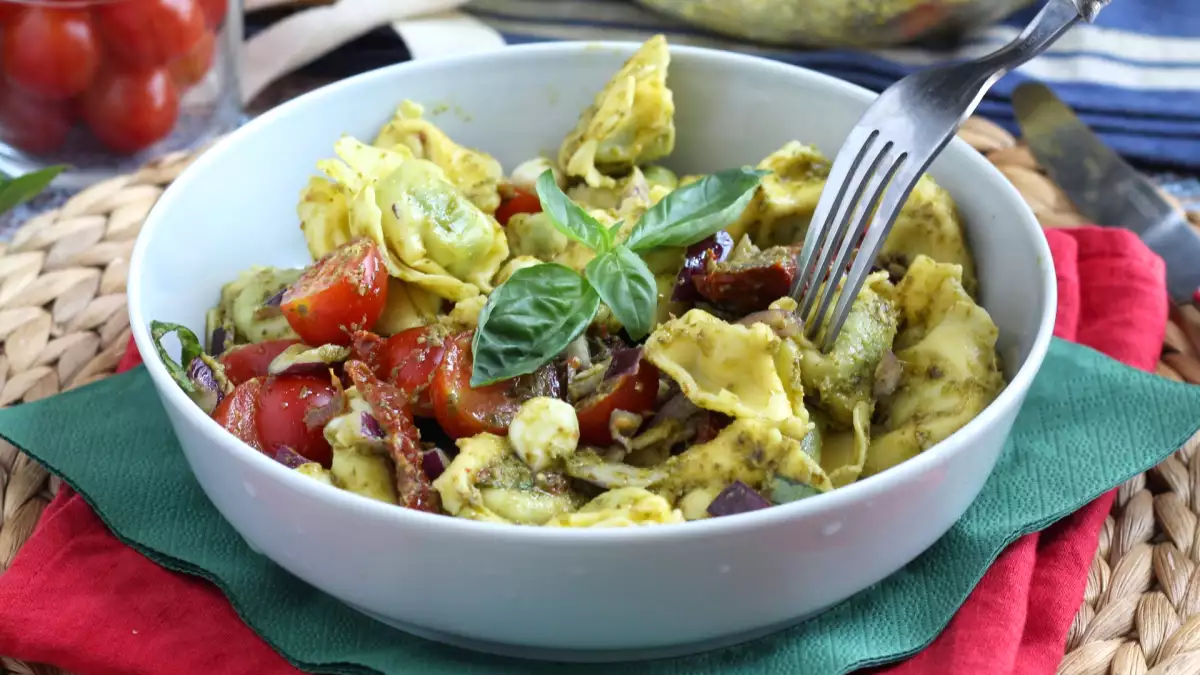 Hideg tortellini-saláta: a puristák talán megvonják az orrukat, de ez hamarabb elfogy, mint a rizssaláta
