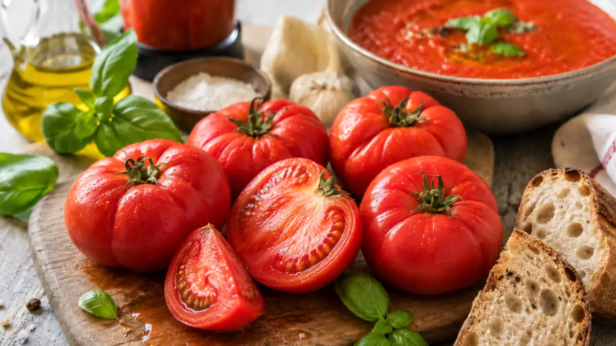 Mit főzzünk a nagyon érett paradicsomból: 9 egyszerű nyári recept, hogy felhasználjuk őket, mielőtt megromlanak