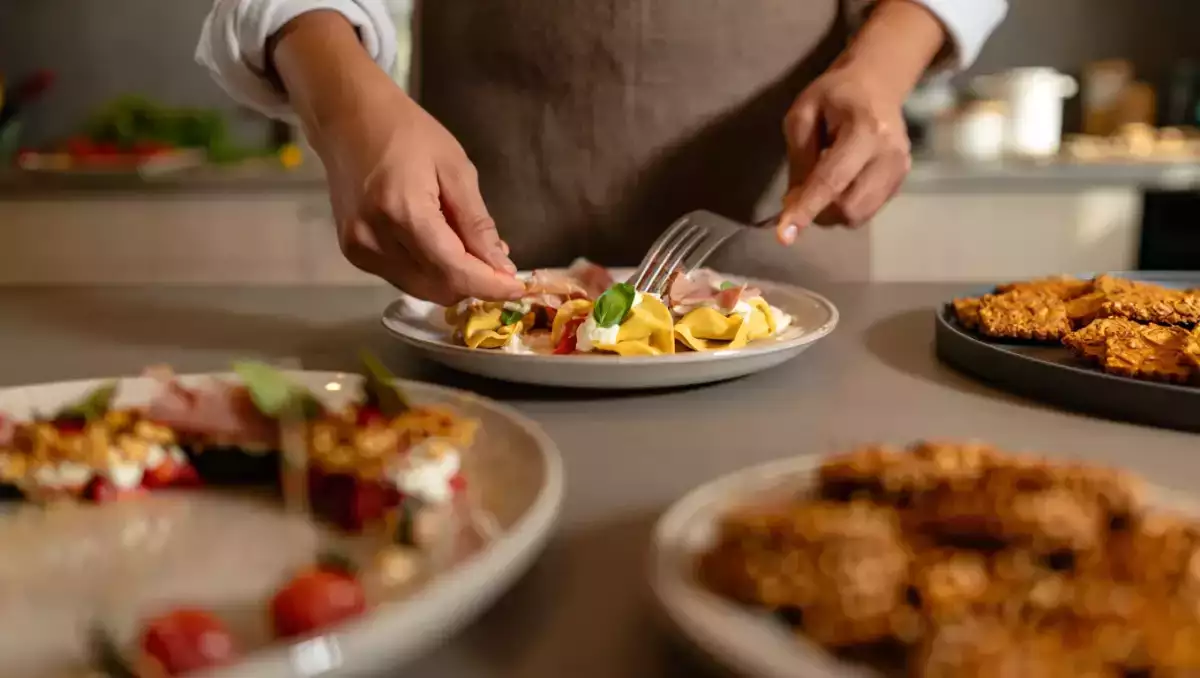 Napi menü, 2026. július 13.: friss aperitifkoszorú, parmezános tortellini és könnyű piskóta keksz
