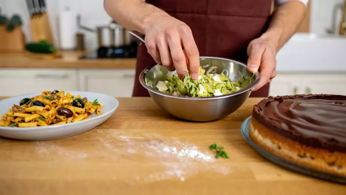 Napi menü, 2026. július 2.: friss cukkini-feta pogácsa, olívamártásos tészta és extra fondant gesztenyetorta
