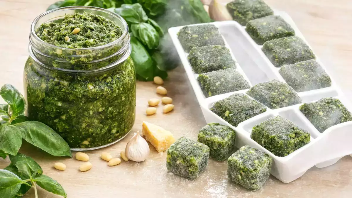 Nyáron elkészített és télre lefagyasztott pesto: mennyi ideig tart valójában, és hogyan kell tárolni, hogy ne romoljon meg