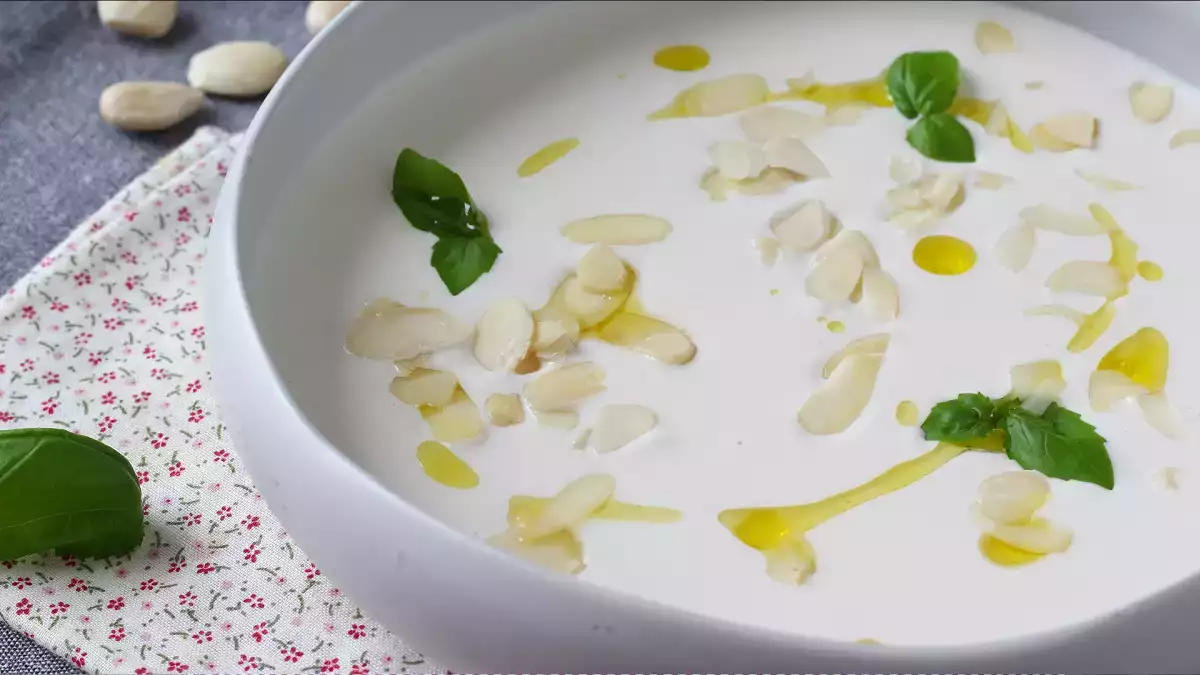 Hogyan lehet jobbá tenni az ajoblanco-t: egyszerű tippek, hogy lágy, krémes és kiegyensúlyozott ízű legyen