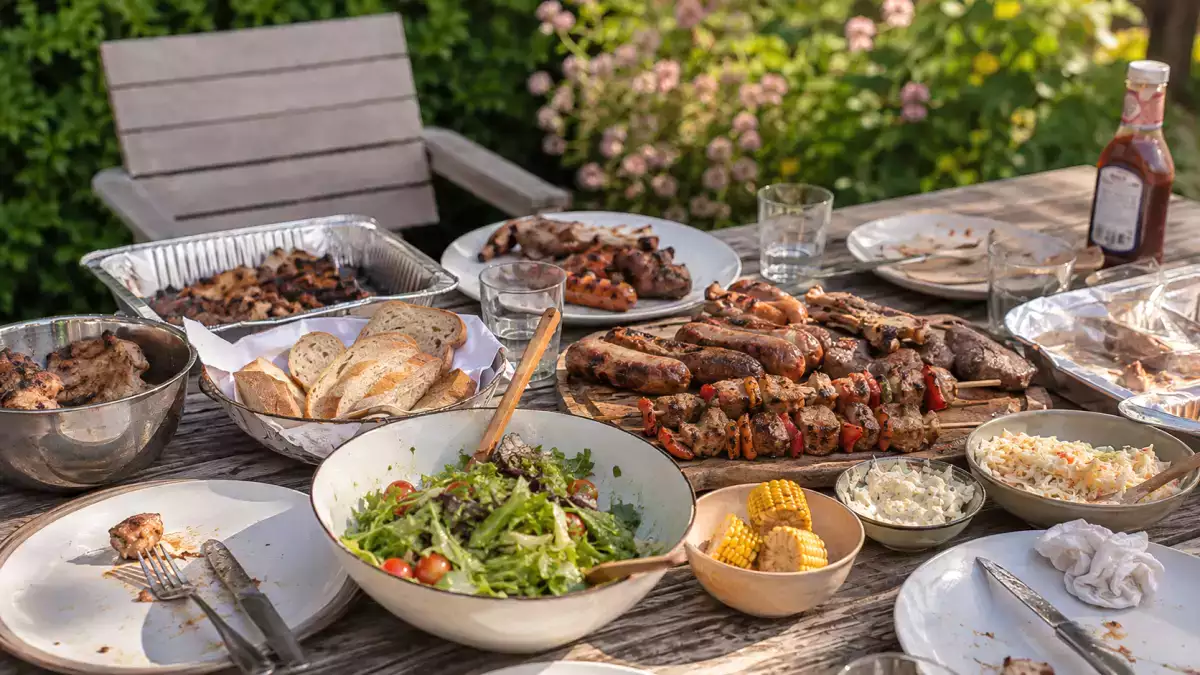 Grillezés után soha ne hagyja a maradékot ennél hosszabb ideig az asztalon...