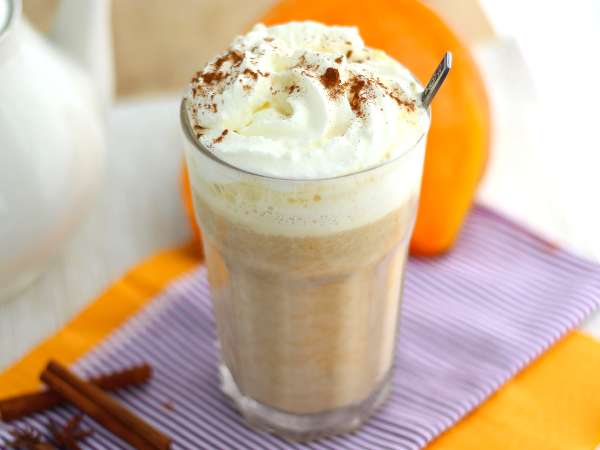 Starbucks Pumpkin Spice Latte: a menübe való visszatérés és az otthoni elkészítés receptje
