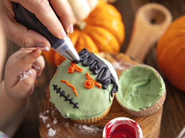 Négy ételfestékkel elkövetett hiba, ami megmagyarázza, miért nem úgy sikerülnek a halloweeni desszertek, ahogyan azt remélted.