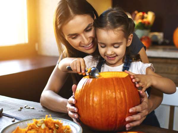 Hogyan faragjunk tököt otthon, és élvezzük a halloweeni rituálét vágások és ijesztgetések nélkül.