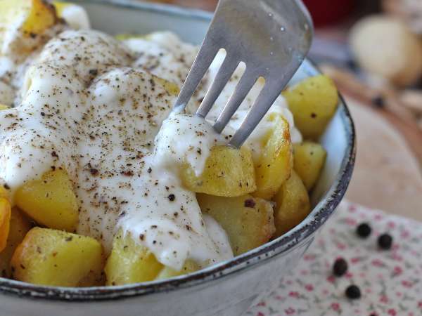 Sült cacio e pepe burgonya: olyan krémes, hogy még sosem kóstoltad!