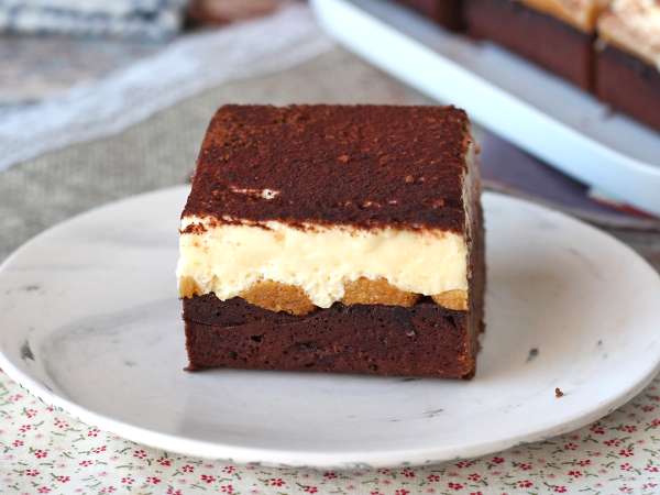 Még mindig nem döntöttél a brownie és a tiramisu között? Ez a desszert véget vet a dilemmának egy ellenállhatatlan kombinációval.