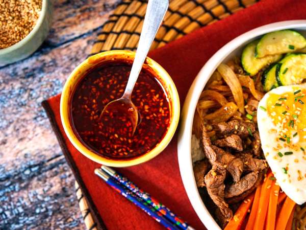 Hogyan használjuk a gochujangot: a koreai vörös tészta és 7 recept az első használatához