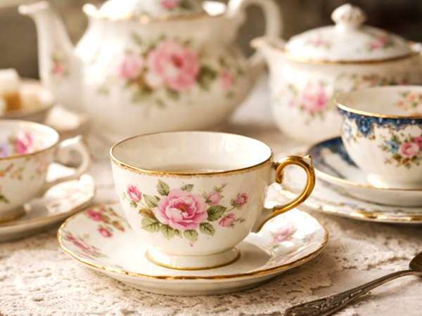 Hogyan őrizze meg nagymamája porcelán csészéit (és kerülje el a visszafordíthatatlan károsodást)?