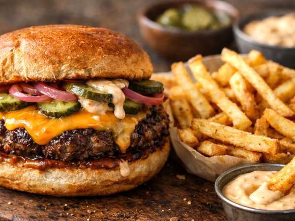 Burger est, házi készítésű és javított: ötletek a húshoz, zsemléhez, szószokhoz és oldalakhoz