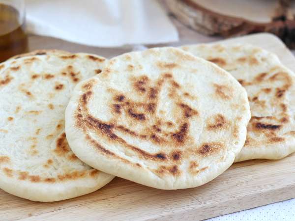 4 serpenyős kenyérrecept egyszerű hozzávalókkal azok számára, akik meleg kenyeret szeretnének gond nélkül.