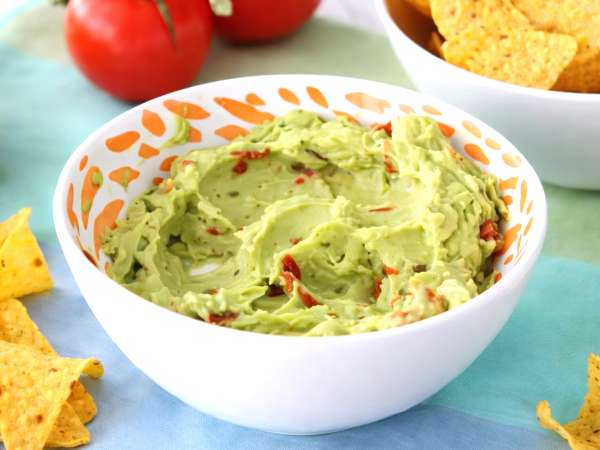 A guacamole tárolásának legjobb módja, hogy másnapra ne barnuljon meg.