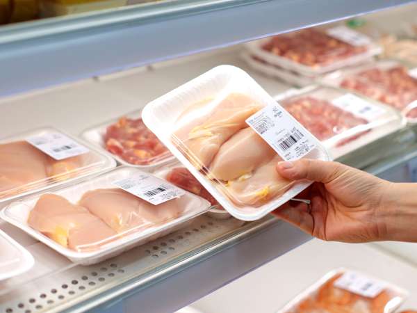 A csirke a szupermarketben ugyanúgy néz ki, de van valami, amit aligha vesz észre valaki, mielőtt megveszi.