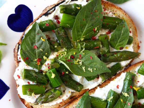 A tavaszi bruschetta, amit mindenki akar: friss, krémes és percek alatt elkészül