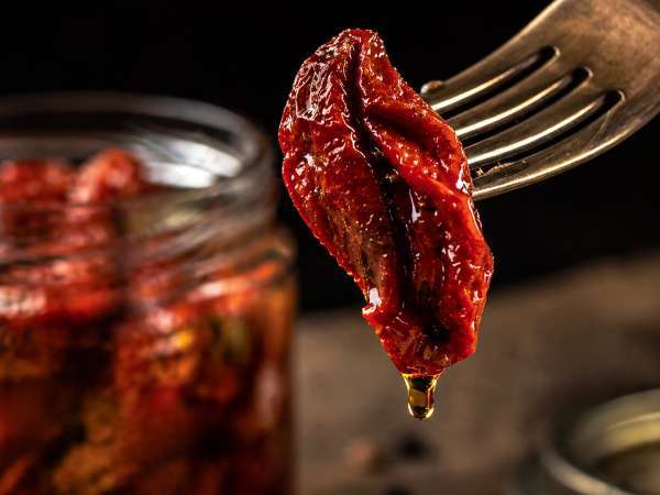Napon szárított paradicsom olajban: az ízek koncentrátuma a kamrában és 10 recept, hogy a legtöbbet hozza ki belőle.