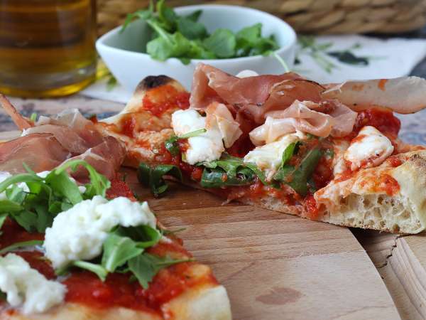 Fedezze fel a pinsa-t: a pizza könnyedebb alternatívája, amely néhány perc alatt elkészül otthon is