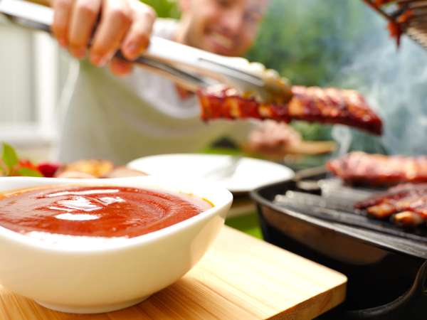 Barbecue szósz: készítse el otthon és alakítson át bármilyen húst