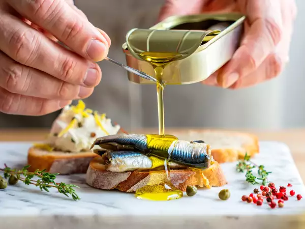 Szinte mindenki kidobja az olajat a szardíniakonzervből, anélkül, hogy tudná, mit hagy ki.