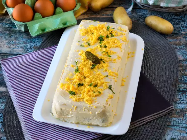 Hideg burgonya-tonhalas torta: sütő nélküli, egyszerű és krémes recept, amelyet otthon is elkészíthetünk előételként
