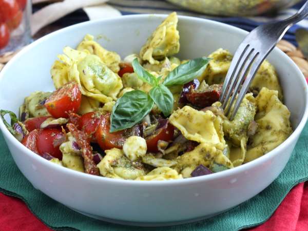 Hideg tortellini-saláta: a puristák talán megvonják az orrukat, de ez hamarabb elfogy, mint a rizssaláta
