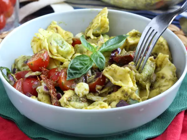 Hideg tortellini-saláta: a puristák talán megvonják az orrukat, de ez hamarabb elfogy, mint a rizssaláta