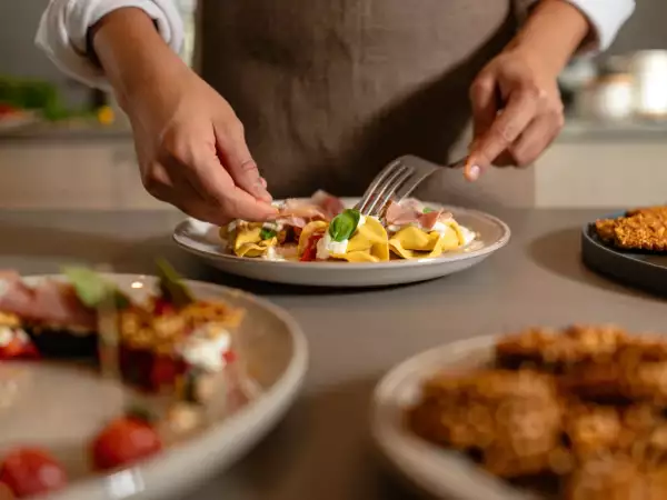 Napi menü, 2026. július 13.: friss aperitifkoszorú, parmezános tortellini és könnyű piskóta keksz