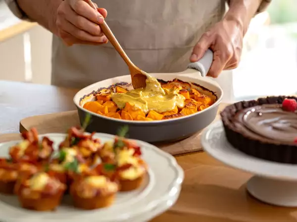 Napi menü, 2026. július 1.: bacon muffinok, kókuszos édesburgonya gratin és laktózmentes csokoládés tál torta