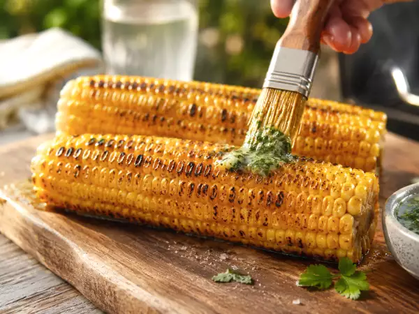 Hogyan süssük a kukoricacsöveket a grillen, hogy puha, édes és füstös ízűek legyenek