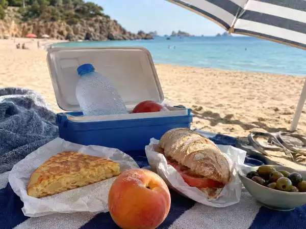 Miért érezzük olyan éhesnek magunkat a strandon? Mi áll ennek a jól ismert érzésnek a hátterében?
