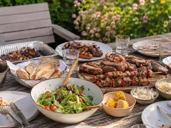 Grillezés után soha ne hagyja a maradékot ennél hosszabb ideig az asztalon...