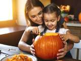 Cikkek: Hogyan faragjunk tököt otthon, és élvezzük a halloweeni rituálét vágások és ijesztgetések nélkül.